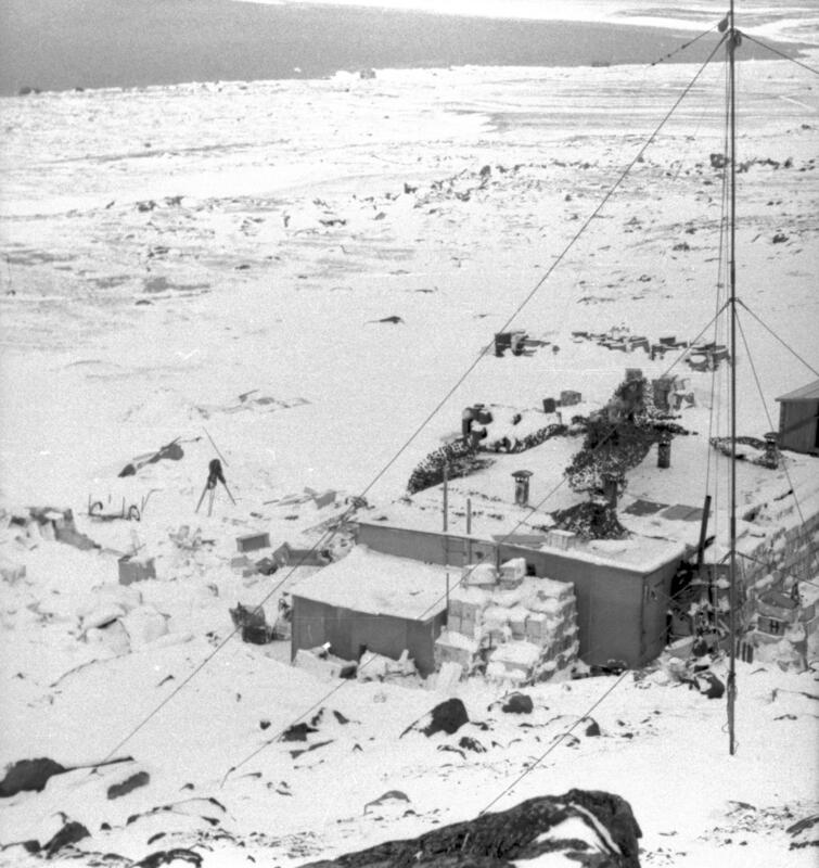 Bilde av tysk værstasjon om vinteren. I forgrunnen står en antenne, og bak den ligger en provisorisk hytte.