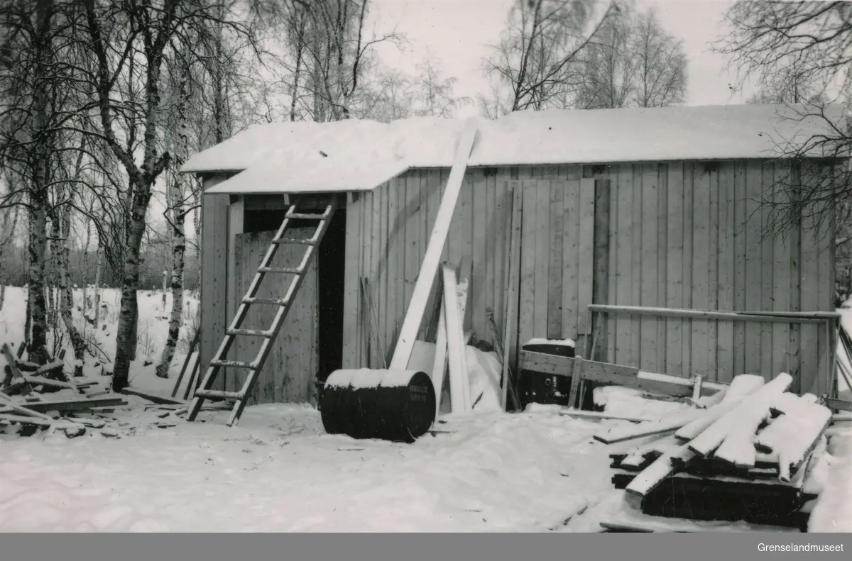 Den nye rikstelefonstasjonen på Svanvik 1947. Telegraffullmektig Skotnes i forgrunnen. 