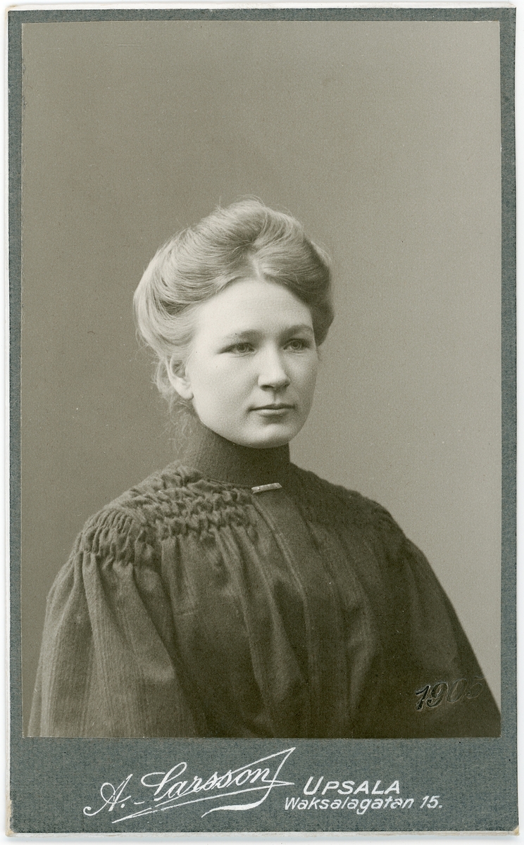 Kabinettsfotografi - kvinna, Uppsala 1905
