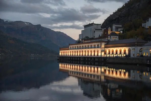 Kveldsstemning ved Sørfjorden i Hardanger