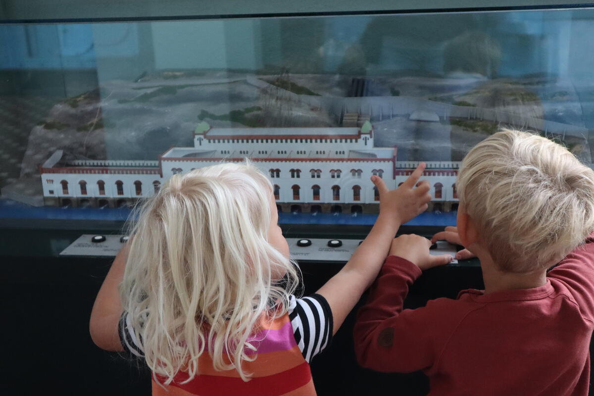 Barn besøker museet
