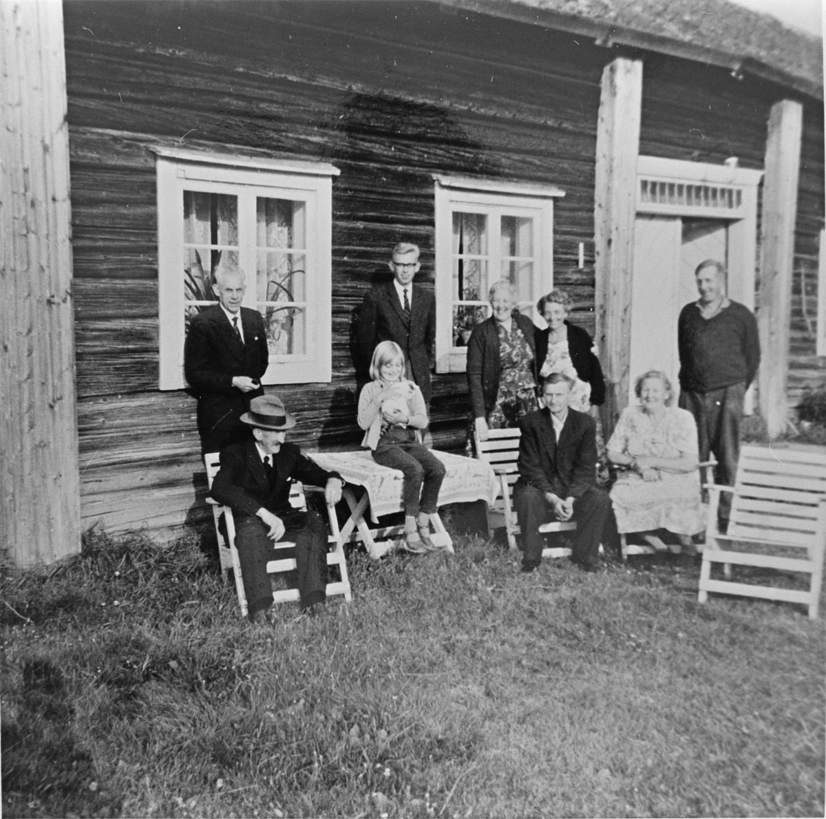Foran våningshuset på Langerud, ca. 1960. Fra venstre: Torstein Green, Einar Ruud, Bjørn Langerud, Nils Ruud, Anne Ruud, Åse Langerud, Torstein Velstad, Inga Velstad og Erling Langerud.
