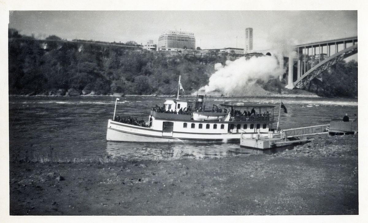 En flodbåt med turister, nära Niagarafallen i USA.