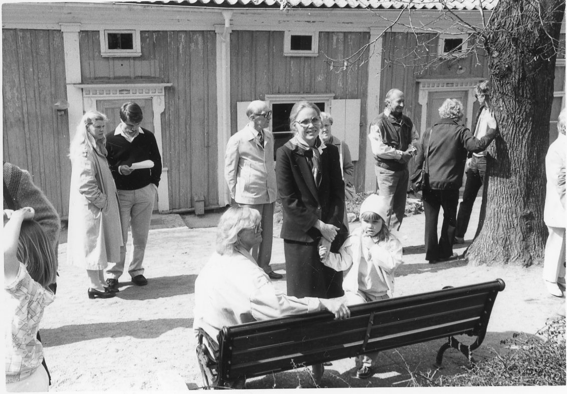 En folksamling på Grenna Museums gård.