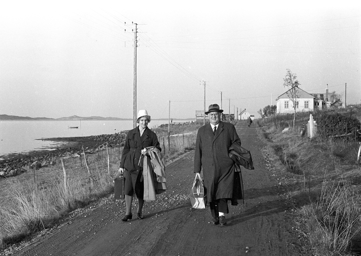 Serie bilder fra ordinering av Ingrid Bjerkås som første kvinnelige prest i den norske kirke, 13. mars 1961 (Heiberg).
Serie reportasjebilder fra hennes virke i Berg og Torsken i Senja, oktober 1961 (Nymark).