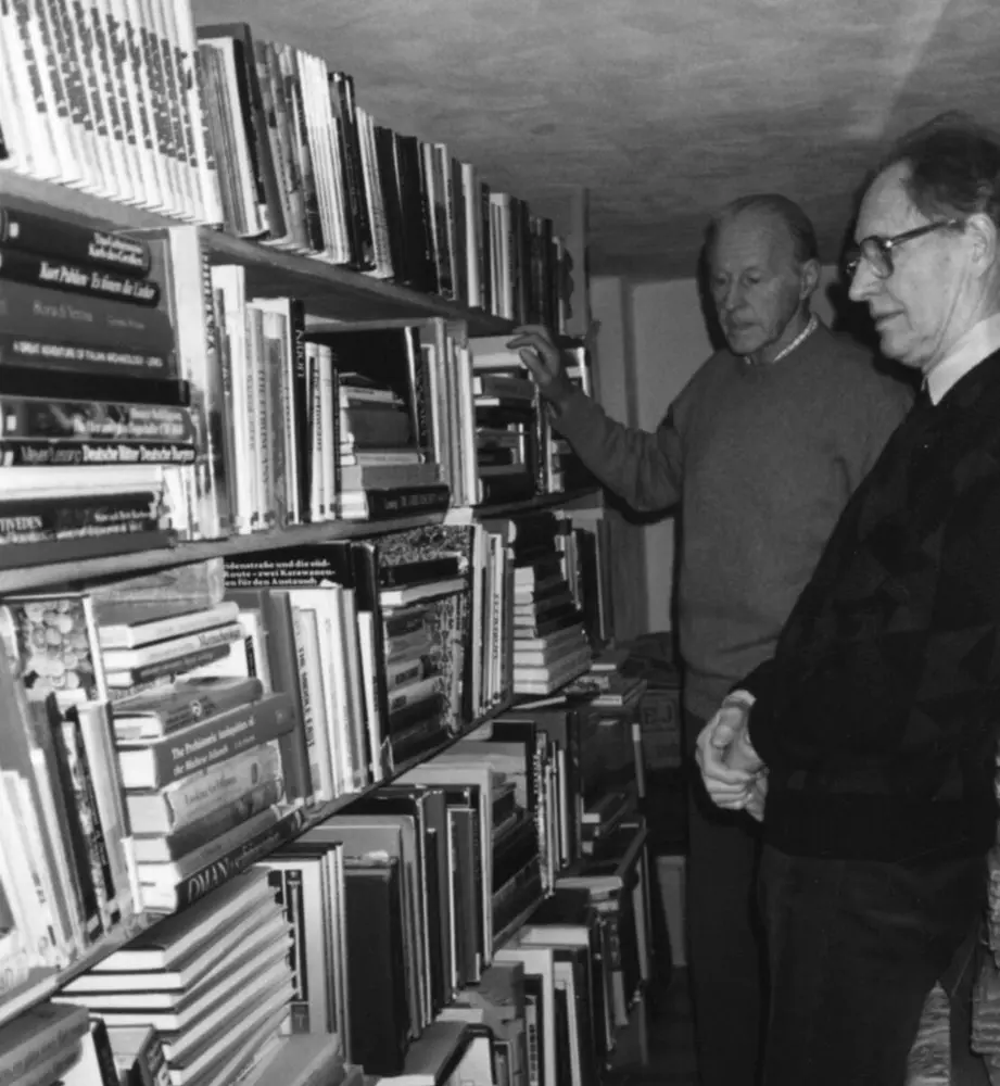 Thor Heyerdahl and Knut Haugland in Colla Micheri, Italy. Ready to begin transporting books to the Kon-Tiki Museum, Norway. Photo: The Kon-Tiki Museum.