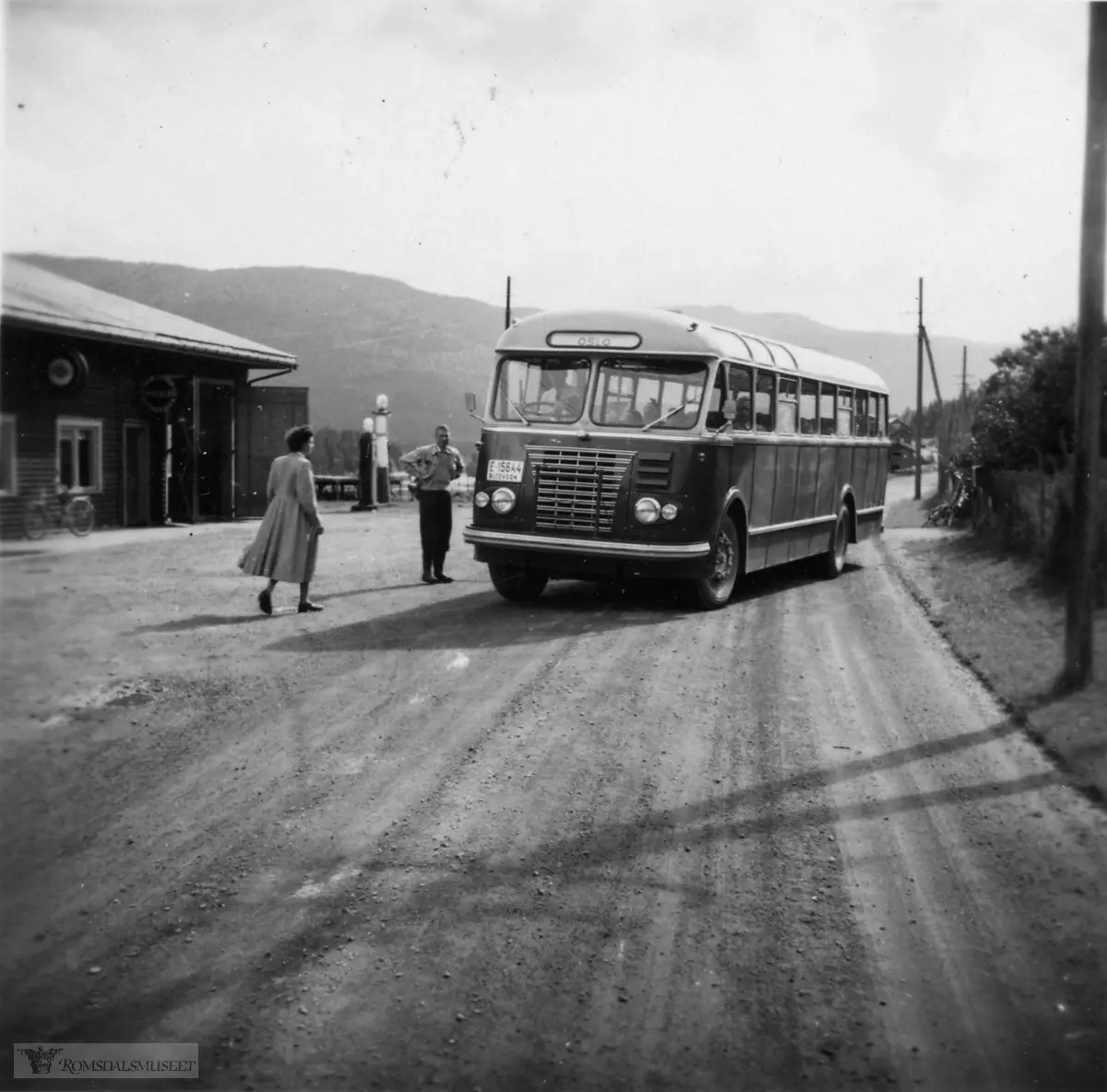 Bussen med reg nr E-15644 er en Scania-Vabis 1954-modell med Fjeldhus karosseri iflg Bussbasen til Rutebilhistorisk Forening..Den tilhørte Sigurd M. Granheim, Begna.