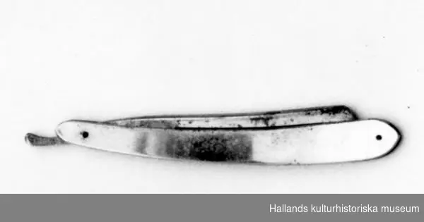 Rakkniv av stål. Med firmatexten: "C.V. Heljestrand, Eskilstuna, Sweden."