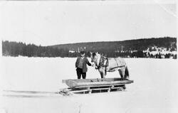Mann og hest på isdekt Brennsætervatn, Totenåsen, ca. 1940-4