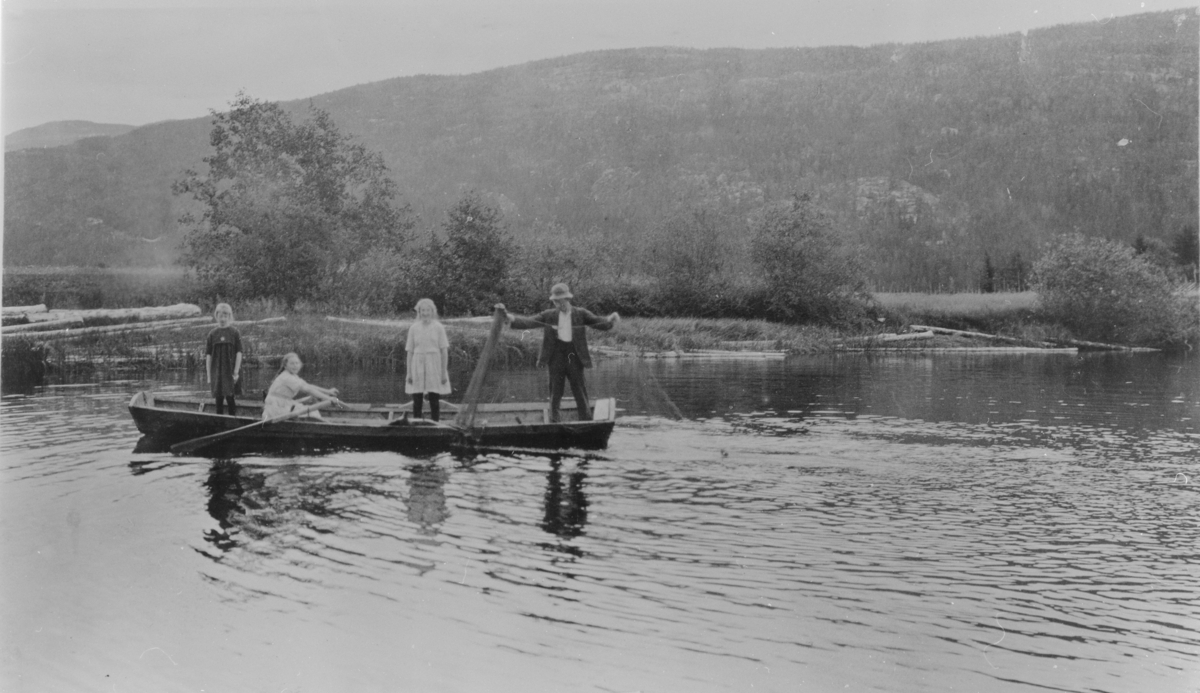 Garnfiske i Solevannet. Uten år, men trolig rundt 1925. Fra venstre: Ingrid Enderud (f. Kopseng), Berit Hauge, Åse Kopseng og Kristen Kopseng.