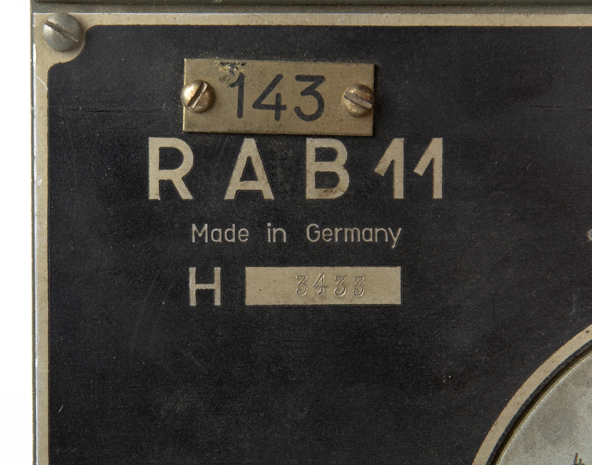 Bombfällningslåda Reihenabwurfautomat RAB 11 från flygplan B 3, Junkers Ju 86. Elektromekanisk bombfällningslåda med reglage för tidsintervall, antal bomber per fällning, nödfällning och ordinarie fällning. Tysk tillverkning men text på svenska.