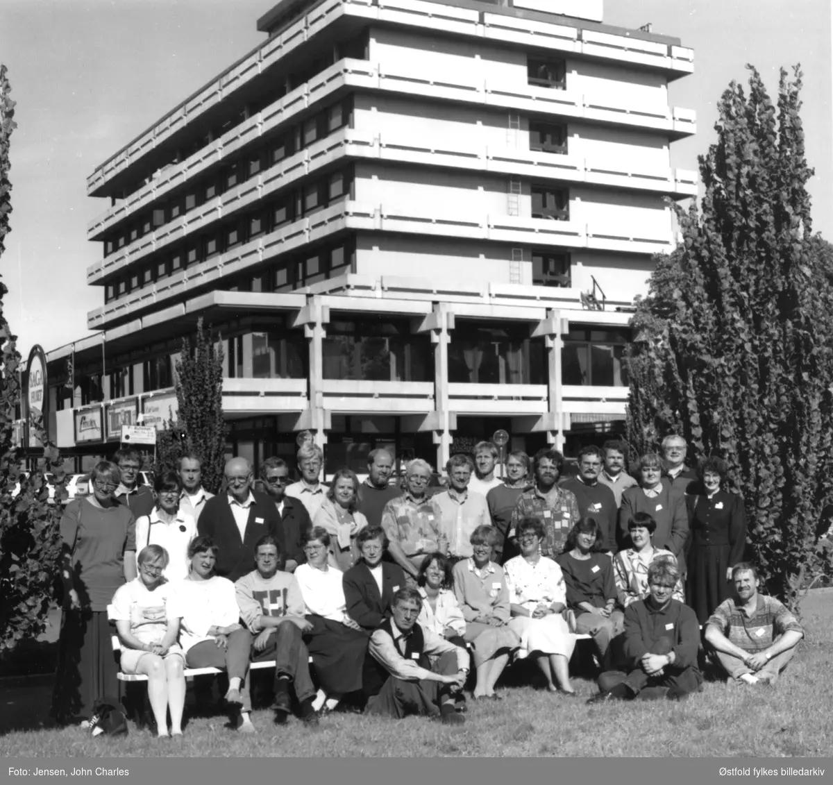 Deltakerne ved Landskonferansen i fotobevaring Sarpsborg 2. - 4. september 1993. Ansatte ved fylkesinstitusjonene for fotobevaring i Norge Navneliste med plassering, se fotokort.