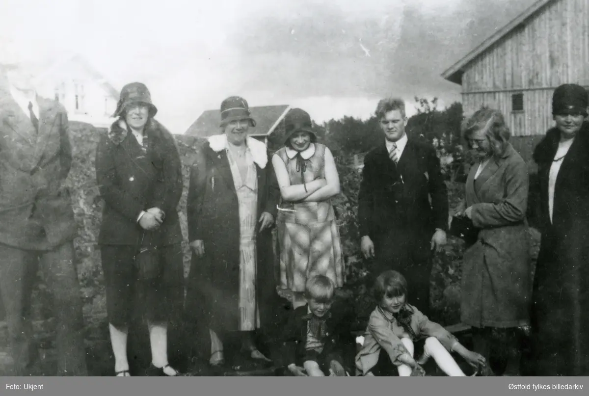 På gården Klemsdal i 1930. Fra venstre: Johannes Klemsdal, Selma Kristiansen, Anna Klemsdal, Randi Klemsdal, Asmund Klemsdal, Sigrid Klemsdal, Nanna Klemsdal. To barn foran: Reidar og Berit Kilde.