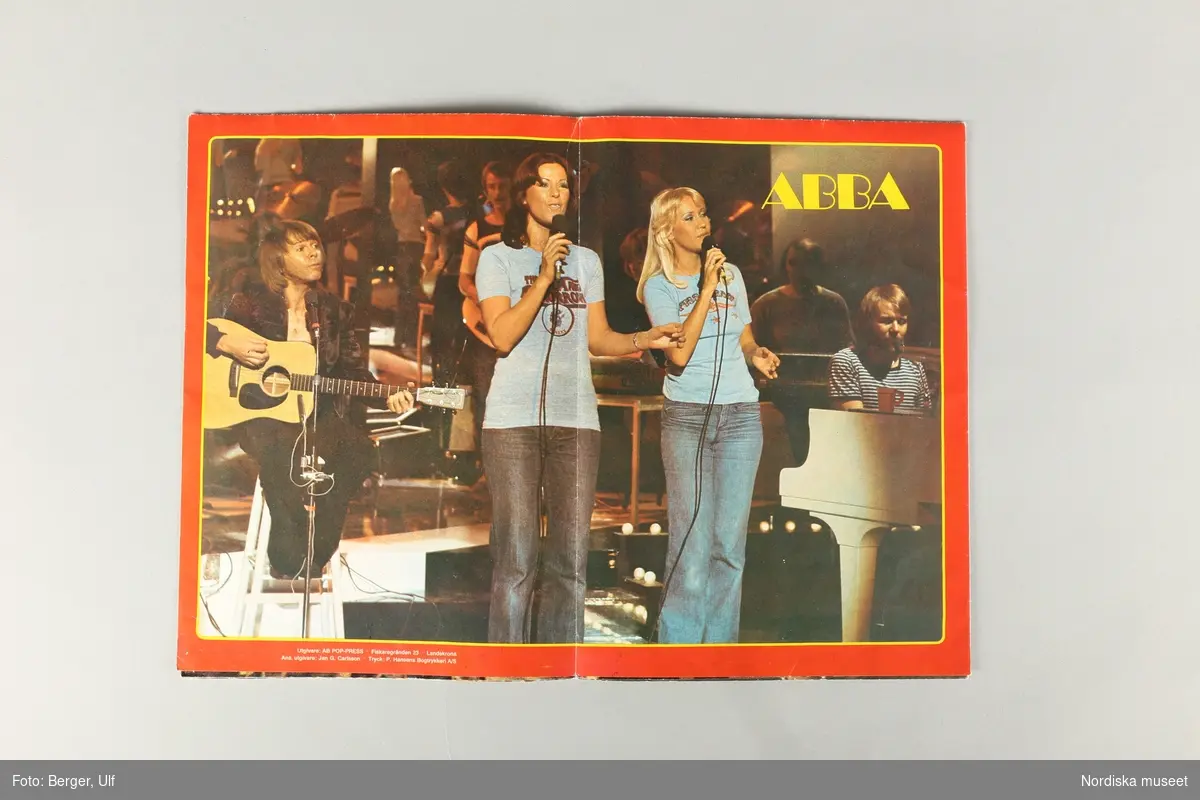 Hopvikbar tidningsaffisch med popgruppen ABBA.