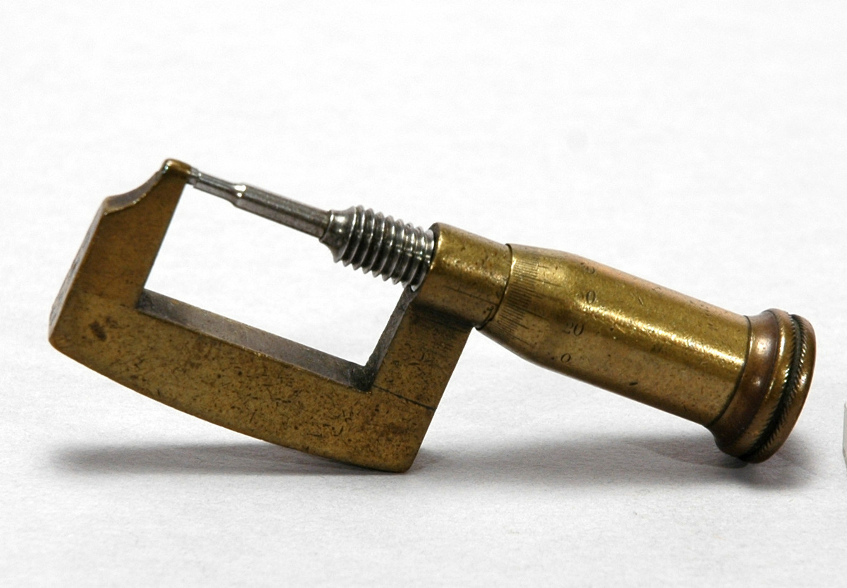 Mikrometer av mässing. Den första av Mattsson för hand gjorda, med gängan skuren i vanlig svarv utan matning.