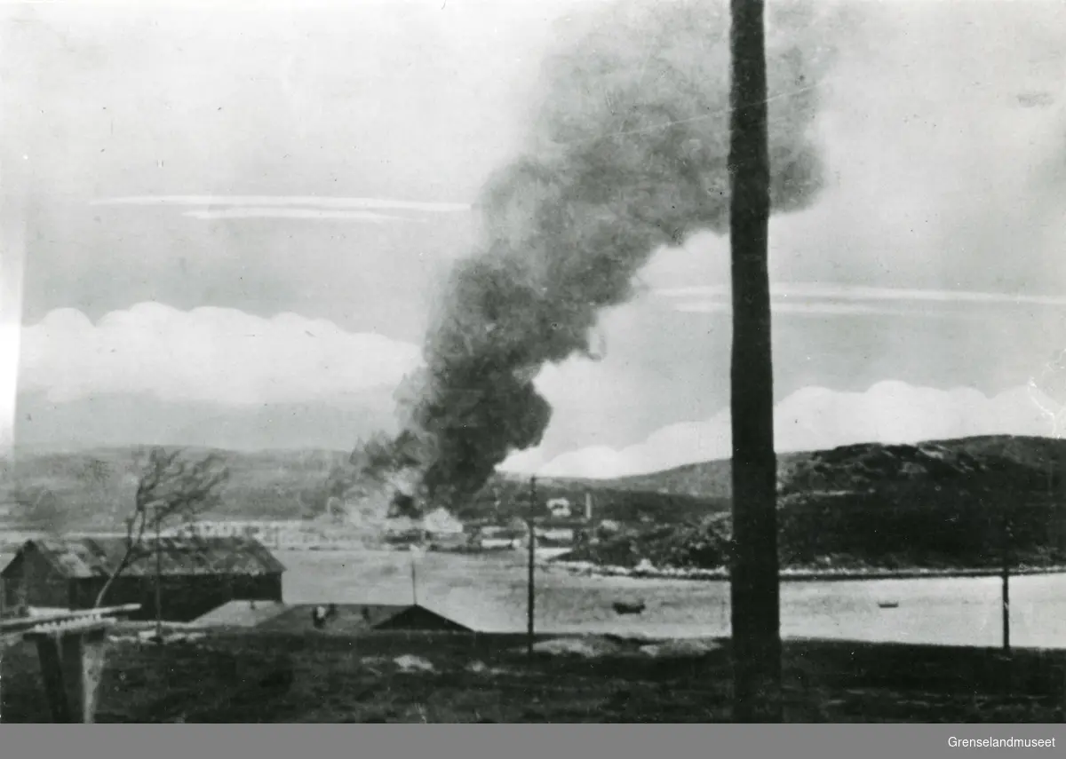 Pasvik Timber på Jakobsnes i brann etter tysk flyangrep 4. juni 1940.