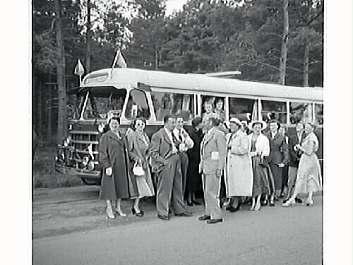 Gymnastikförening från Ölmevalla ska ha gymnastikuppvisning i Laholm. De står här utanför sin buss.