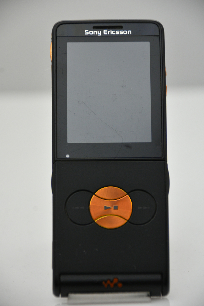 Mobiltelefon Sony Ericsson eventuellt W350i, prototyp.
IMEI-nr 00440107-257073-8, märkt 08W12