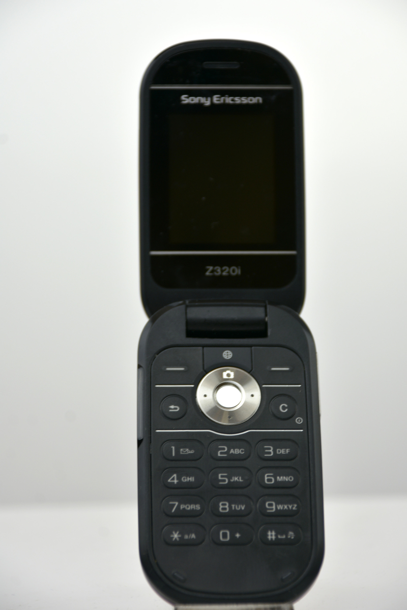 Mobiltelefon Sony Ericsson Z320i, prototyp. 
IMEI-nr 00440107-007883-3, märkt 07W28