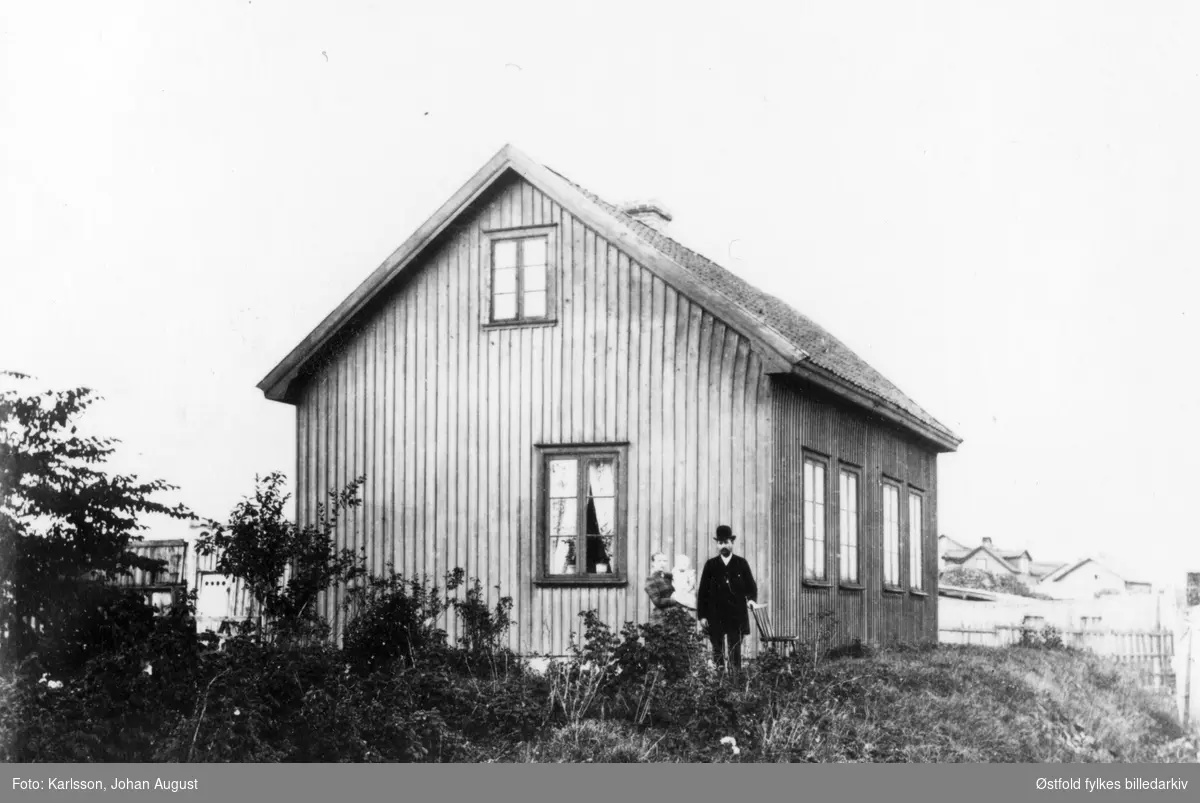 Formannsboligen til Evje Teglverk, Rolvsøy i 1892. Formann Ole Ludvig Gjøbys hus på Evje (ved fergestedet). Fra venstre: Julie, Aasta og Ole Ludvig Gjøby