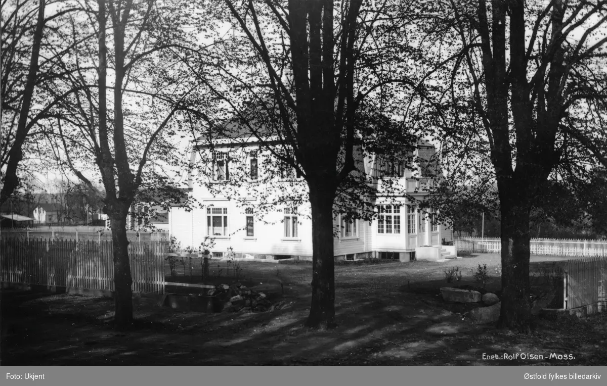 Helgerødgaten 57 på Jeløy, ca. 1915. Bygget som administrasjons bolig for svenske Liljedahls Glasverk ca. 1869-70. Direktør- bolig for Moss Glassverk (overtok). Solgt til Adventistkirken i 1981 som startet skole der høsten 1981 med navn Liljedahl skole.
