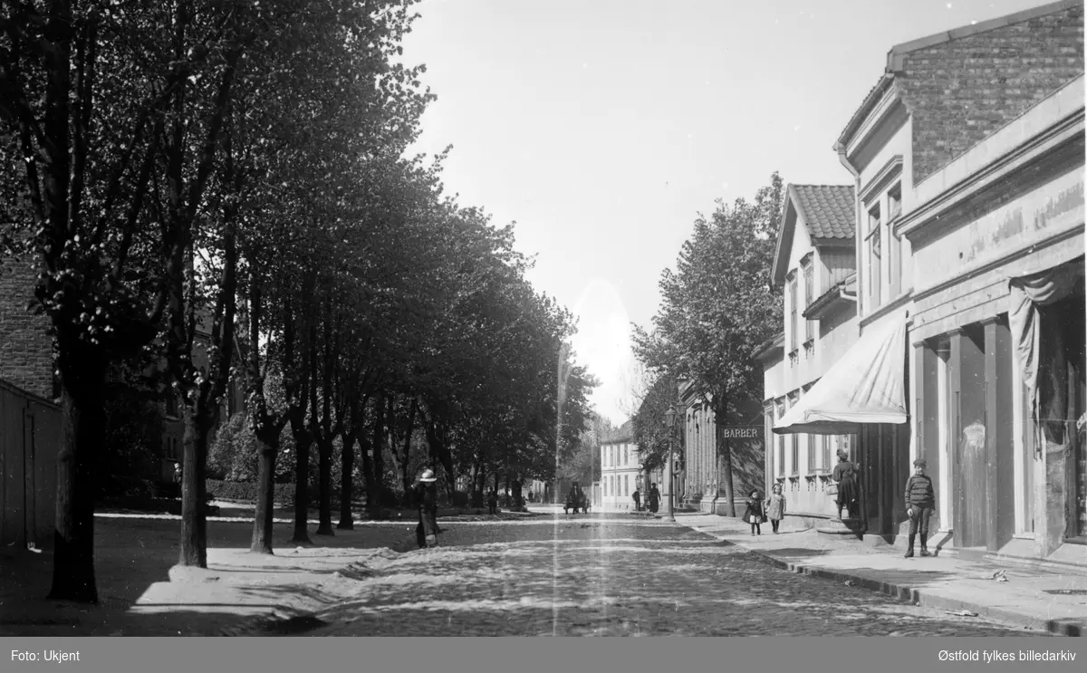 Dronningensgate i Moss ca. 1910. Moss middelskole og kirken på venstre side. Skilt for barber.