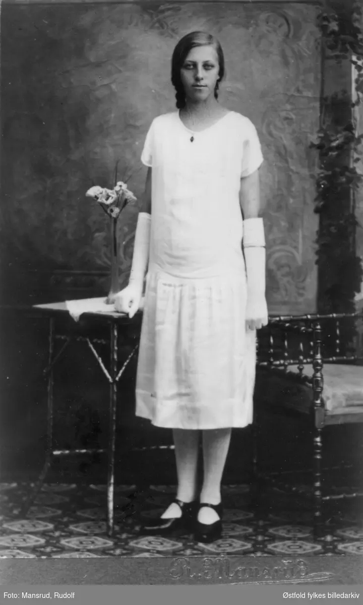 Portrett av Magnhild Lintho, som konfirmant? i hvit kjole. Bildet er fra ca. 1925.