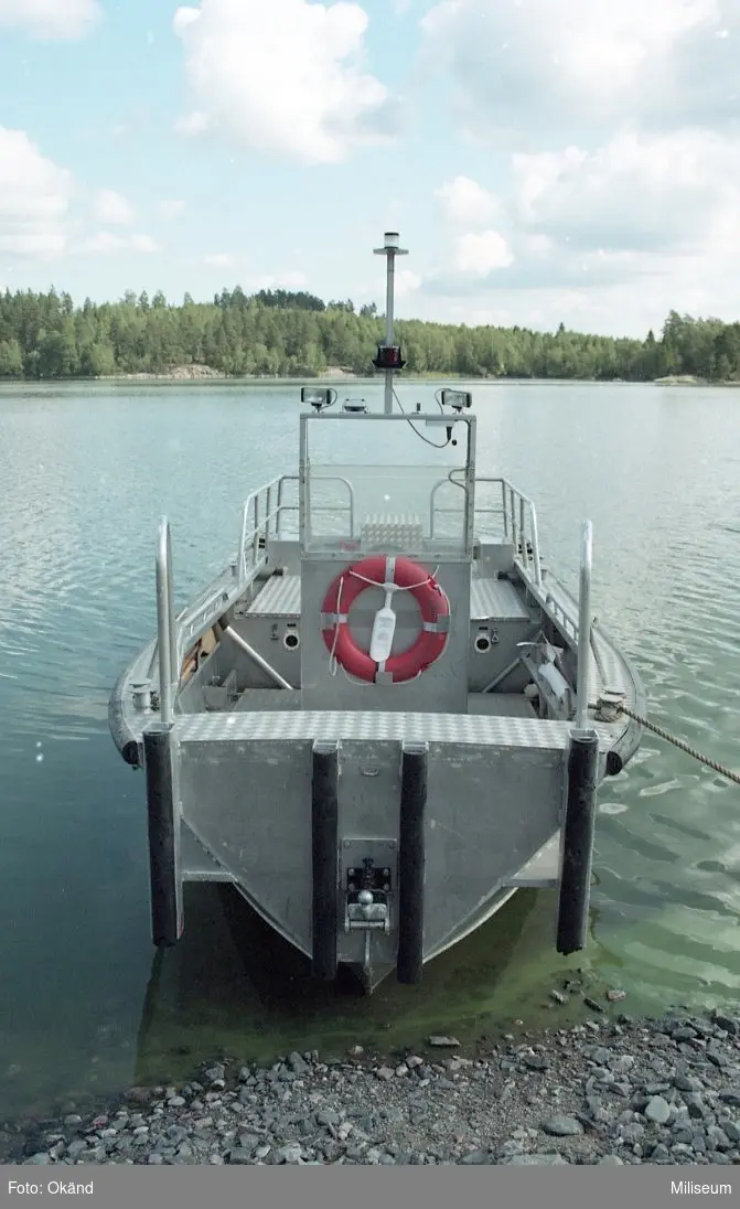 Bogserbåt, sannolikt Vägverkets.