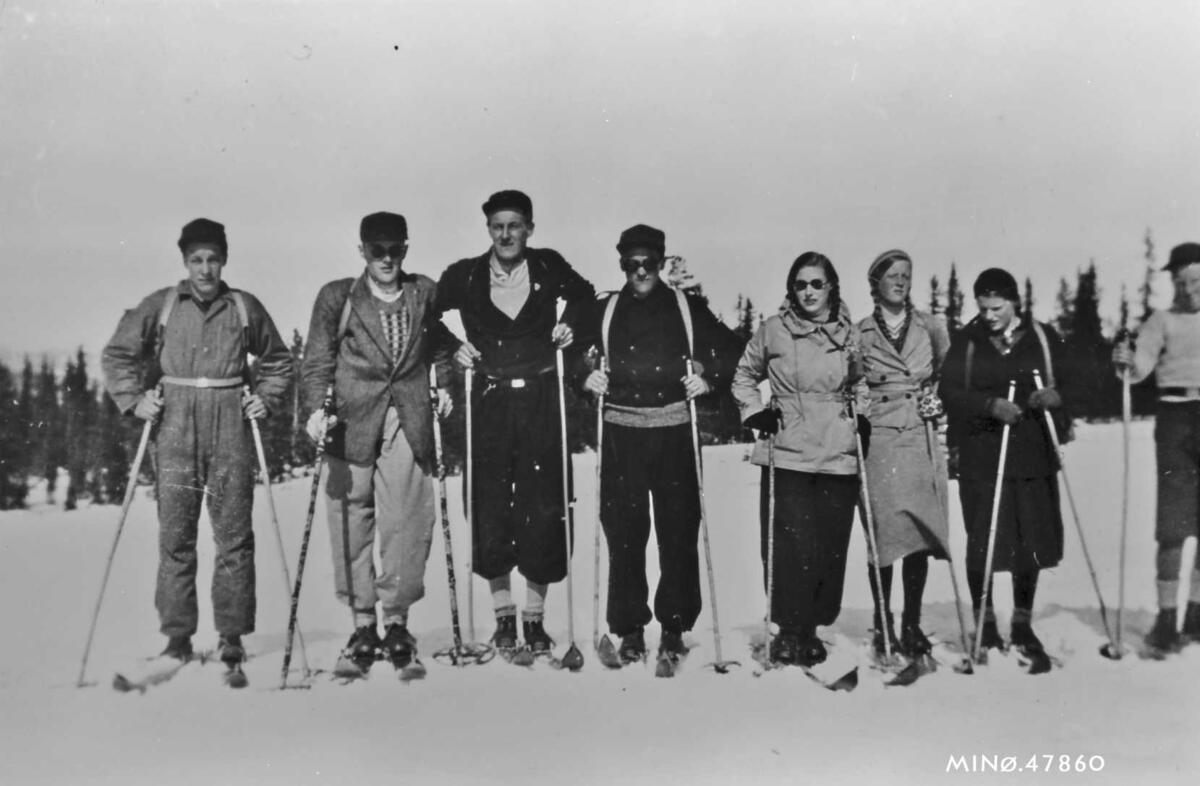 Åtte ungdommer samlet på fjellet på påskeskitur, med vømmelsklær og treski. Bildet er tatt ca 1945