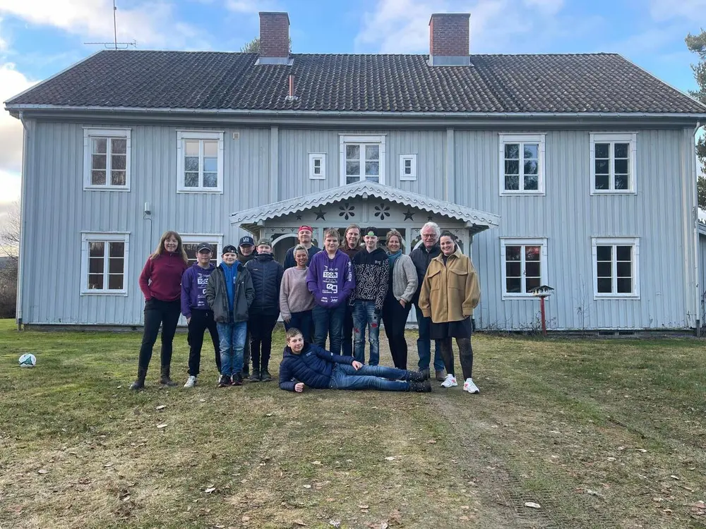 Ungdommene som deltar på ungdomsworkshop, foran Våler prestegård.