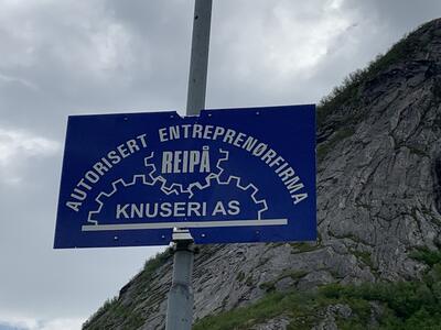 Skilt for steinbruddet til Reipå Knuseri