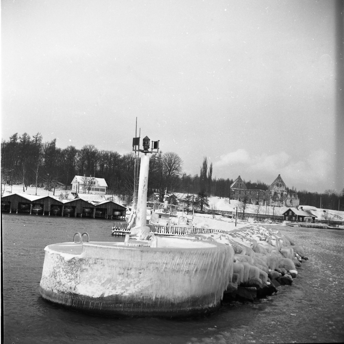 Vinterlandskap. Visingsborg syns i bakgrunden. - Grenna Museum–  Andréexpeditionen Polarcenter / DigitaltMuseum
