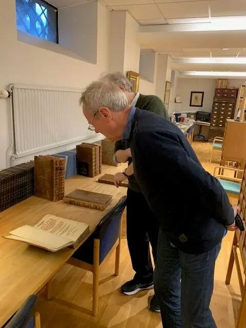 Torkel Thime fra Bergindustriarkivet følger interessert med på omvisningen i Jernkontorets bibliotek.