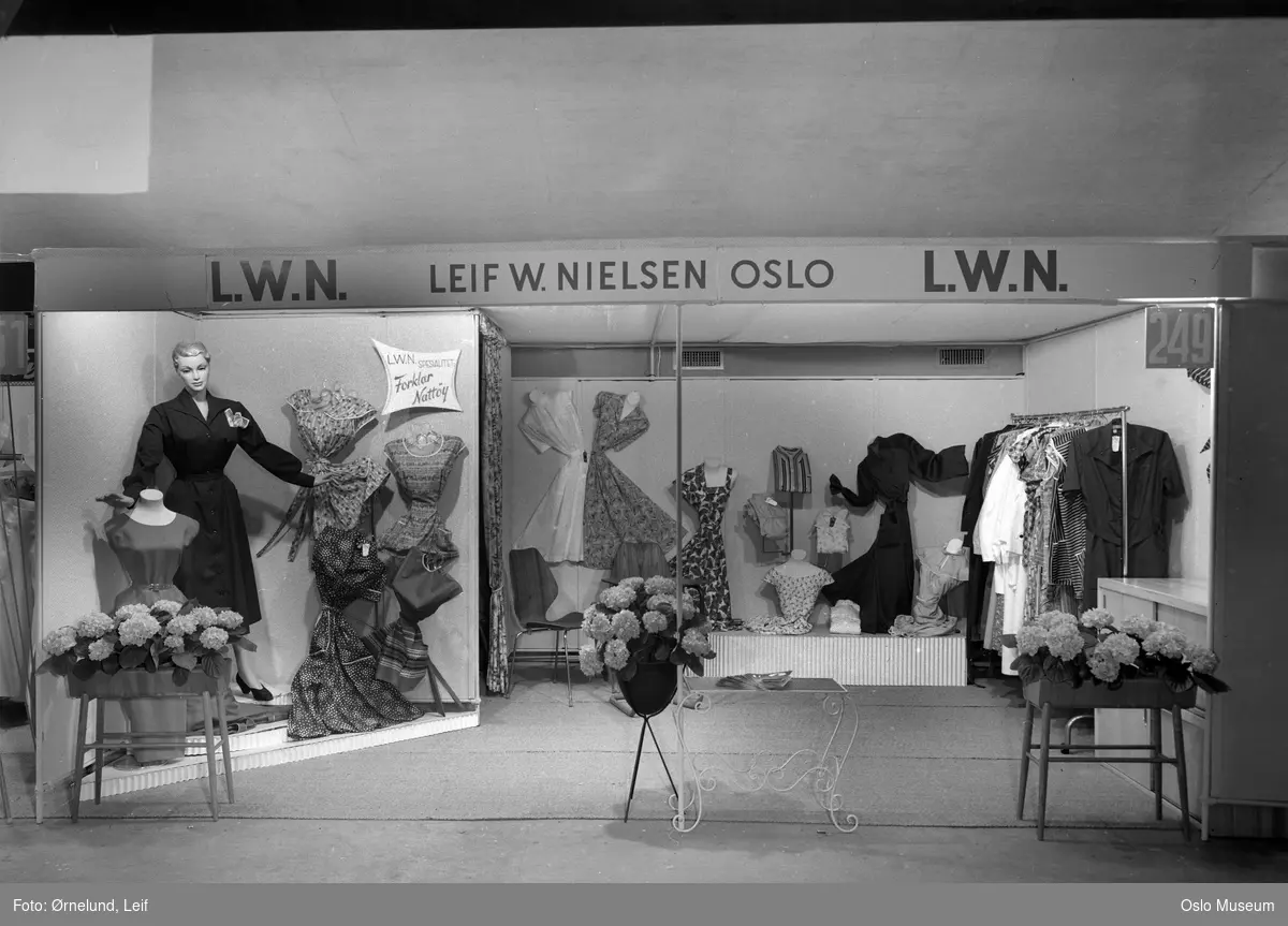 Firmaet startet i 1925 med linsømfabrikasjon. Etter noen år gikk firmaet over til konfeksjon av forklær og huskjoler, sommerkjoler og pyjamaser. Firmaet hadde stor suksess i mellomkrigstiden og utvidet virksomheten med jevne mellomrom.
