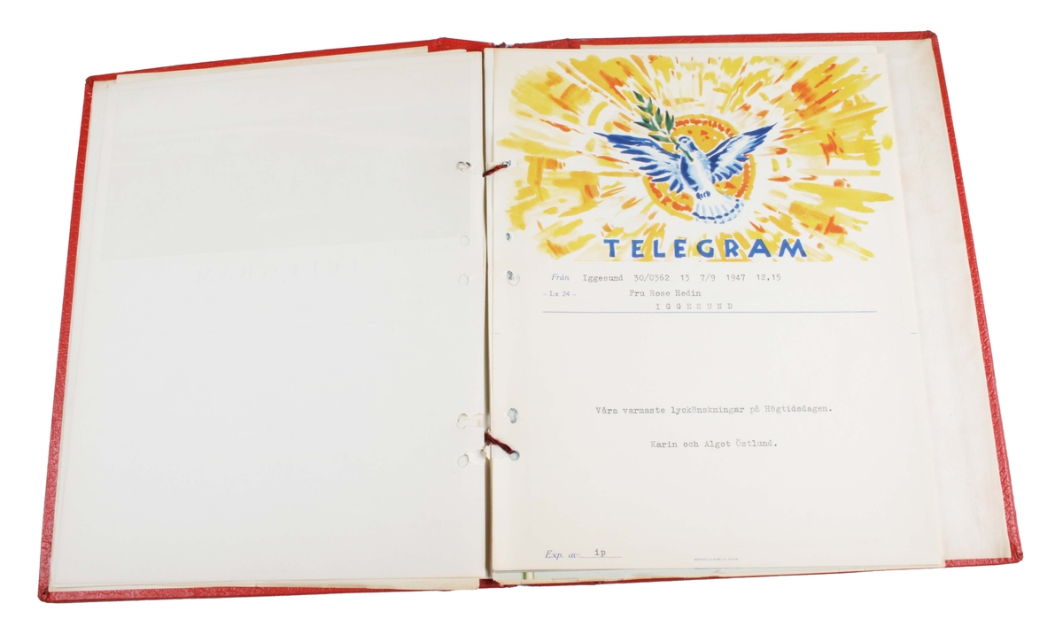 Telegrampärm. Pappband klätt i rött konstläder. Präglat "TELEGRAM" i guldtryck längst ned. Innehåller 19 telegram. De flesta maskinskrivna med olika dekor, från åren 1945-1947. Bundna till pärmen med rött snöre. I gott skick.