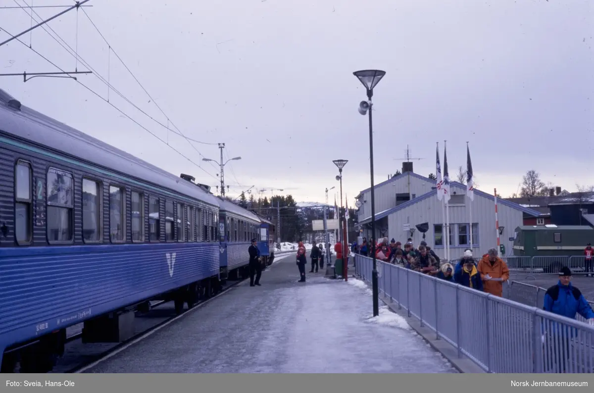 Diesellokomotiv Di 3 623 med ekstratog fra Östersund C, tog 7422, på  Heimdal stasjon.  Toget ble kjørt i anledning av Ski-VM ´97 i Trondheim, som ble arrangert i tiden 21. februar-2. mars 1997.