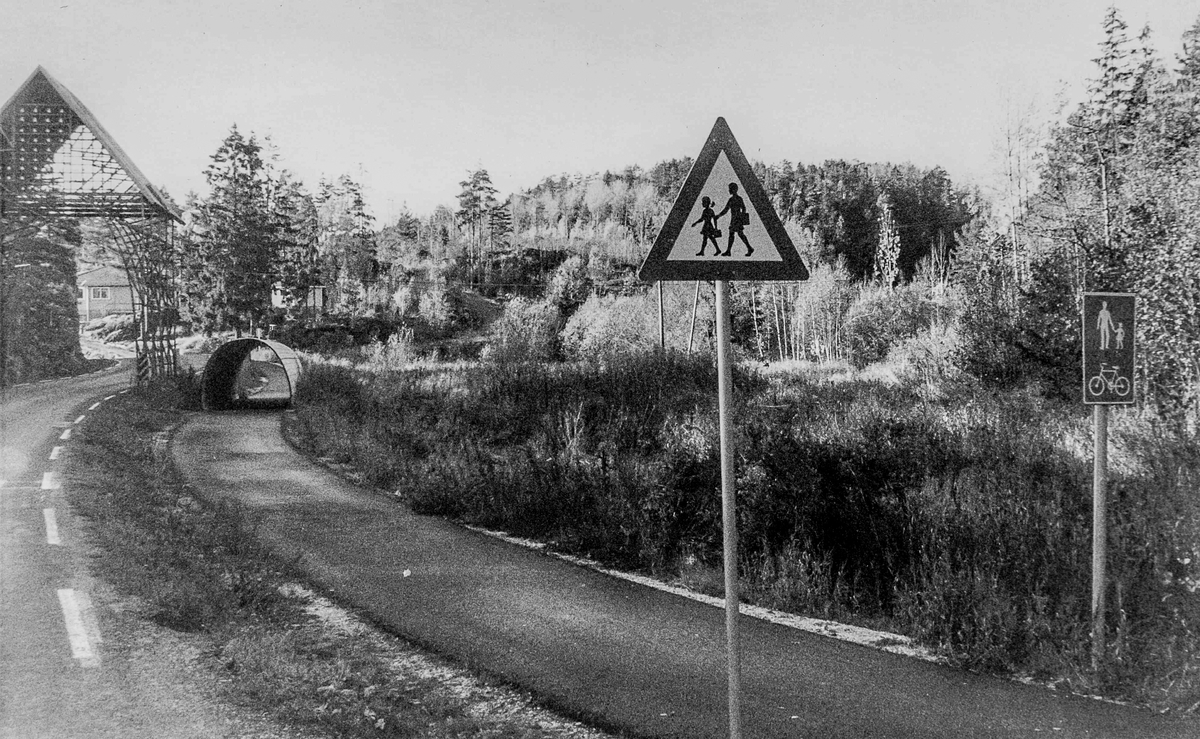 Gang og sykkelsti går fra Årø skole til Helle sentrum.  1980-90