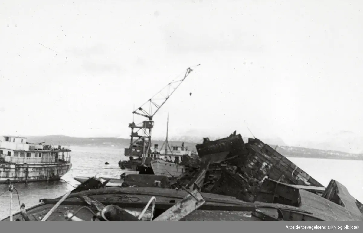 Vraket etter det tyske slagskipet Tirpitz ved Håkøya utenfor Tromsø. Flytekran. Mai 1950.