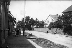 Gateparti fra Høienhaldgata på Jeløy, Moss ca. 1920. Fire uk