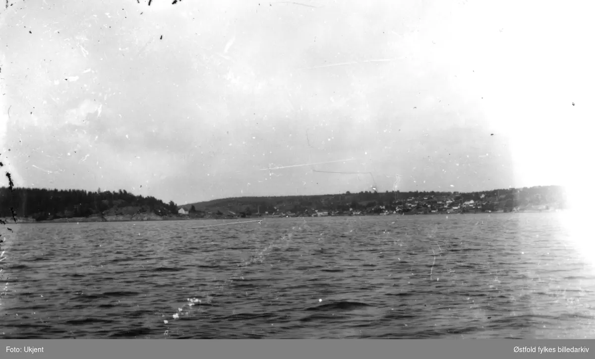Son fotografert fra Mossesundet ca. 1920-25. Til venstre Jeløy.