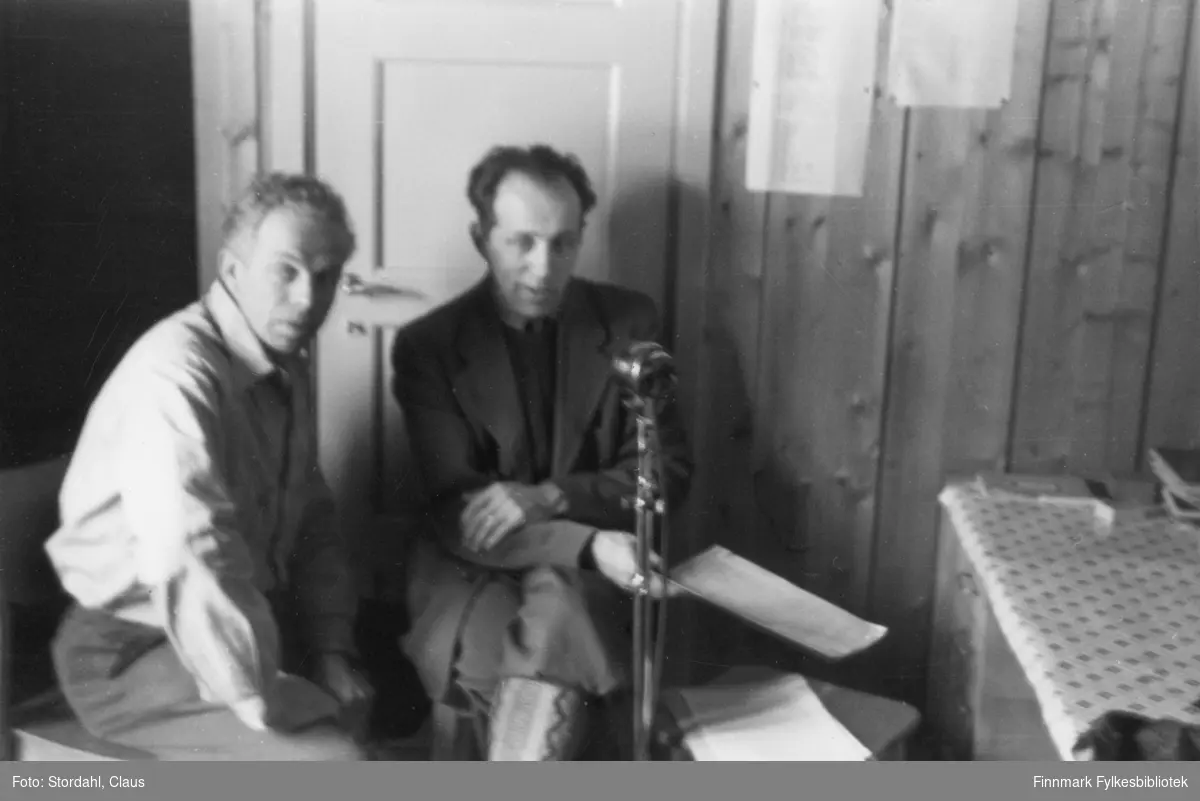 Mannen til høyre er muligens Lydolf Lind Meløy, på denne tiden skoleinspektør i Karasjok. Mannen til venstre ukjent. Årstall er 1949 eller 1950.