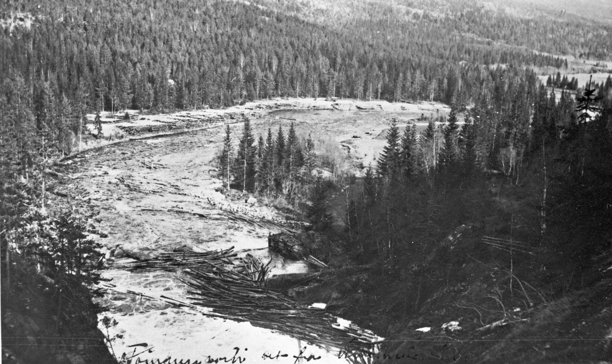 Tømmerfløting ved Kvennerudfossen, ca. 1920.