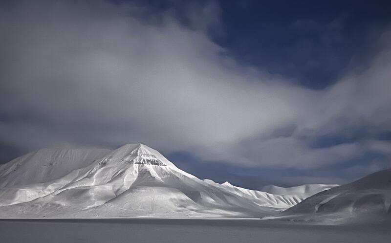 Bildet viser Hiorthfjellet ved Longyearbyen i måneskinn.