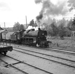 Damplokomotiv type 26c nr. 432 med godstog på Telneset stasj
