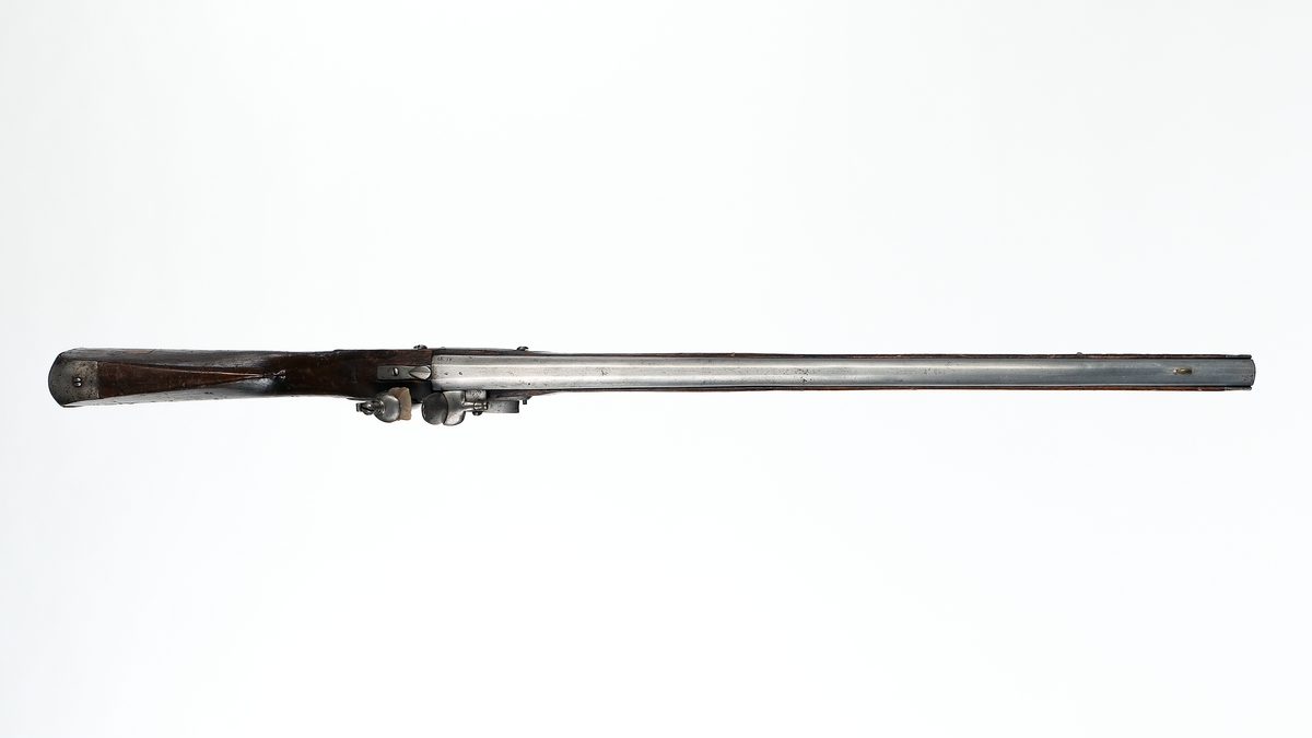 Musköt, 1725 års modell. Flintlås, slätborrad, utan bajonett. Märkt: "I.F. 93". Kolven av trä, pipa och mekanism av stål. Beslagen av metall. Pipan troligen en avkortad m/1725 (se Nr 1853).
Pipanslängd 800 mm.