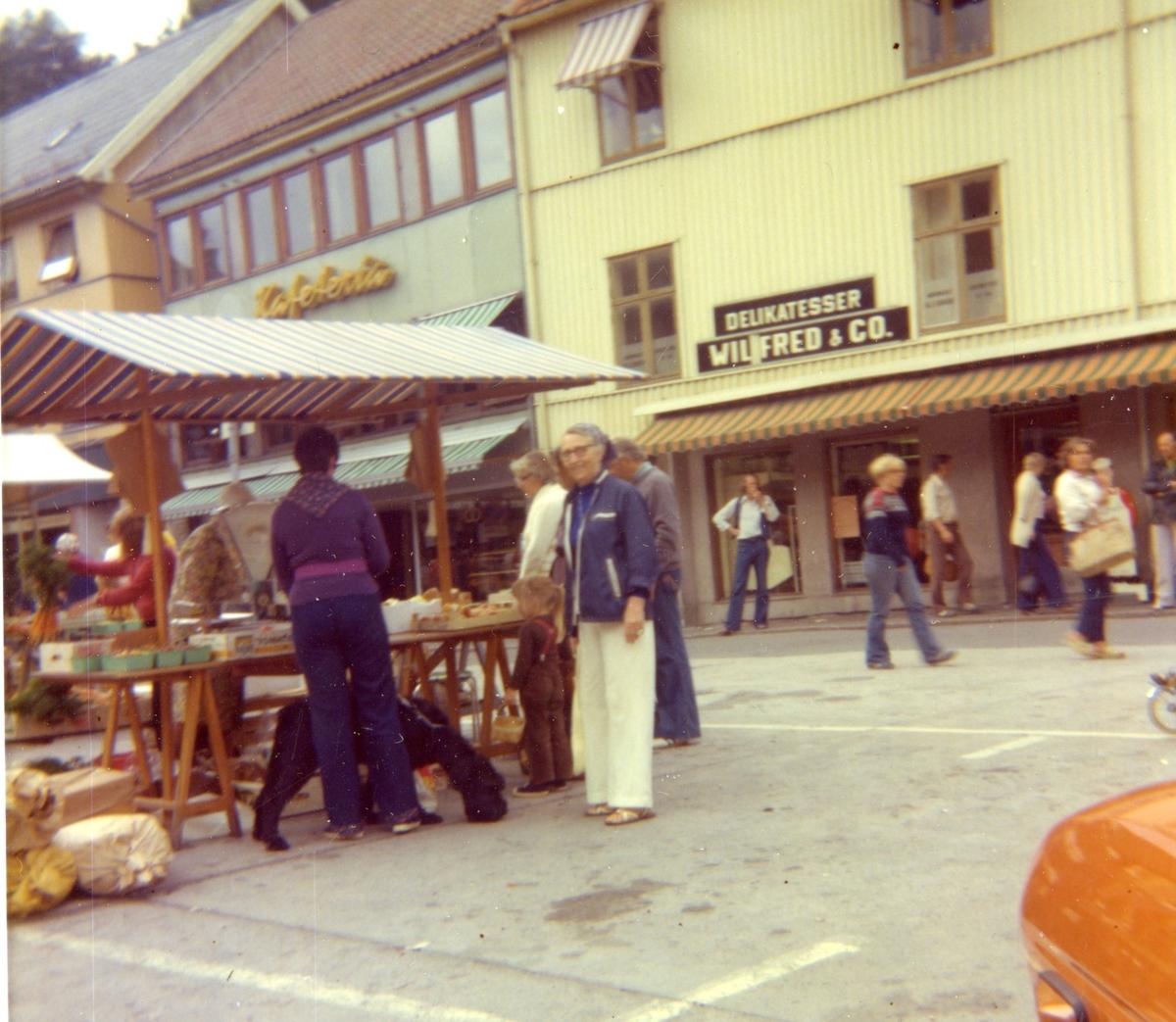 Torvhandel, Kragerø torv.  1970-80? Wilfred og Co, en fiskebutikk.