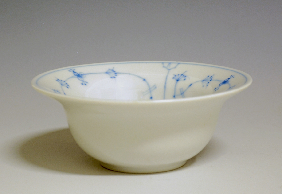 Sukkerskål av porselen. Hvit glasur. 
Modell: 2590
Dekor: Stråmønster i blått.
Design: Leif Helge Enger.