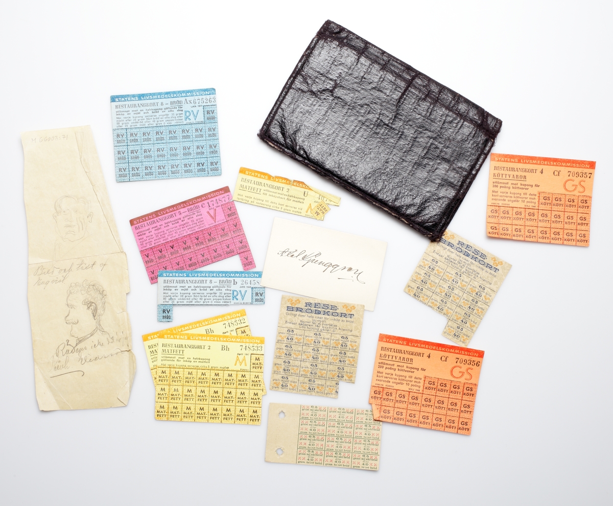 En plånbok i svart läder (krokodilmönstrat) och cellulloid, med ett flertal fack. Innehåller ett handskrivet visitkort - "Axel Ljunggren", en liten karikatyr i blyerts och div. ransoneringskort (10 st.) från tiden 1943-1947.