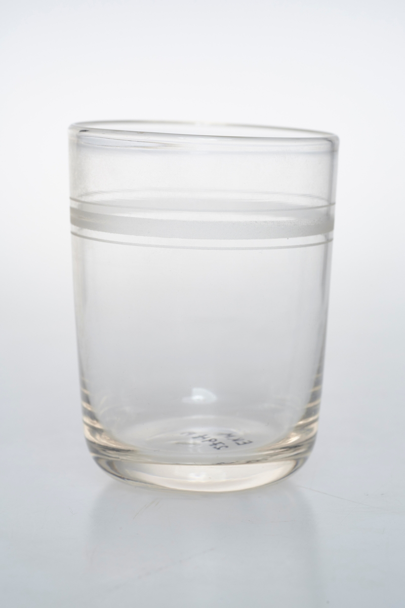 Glassene har tre ringer rundt øverst, som er mattere glass