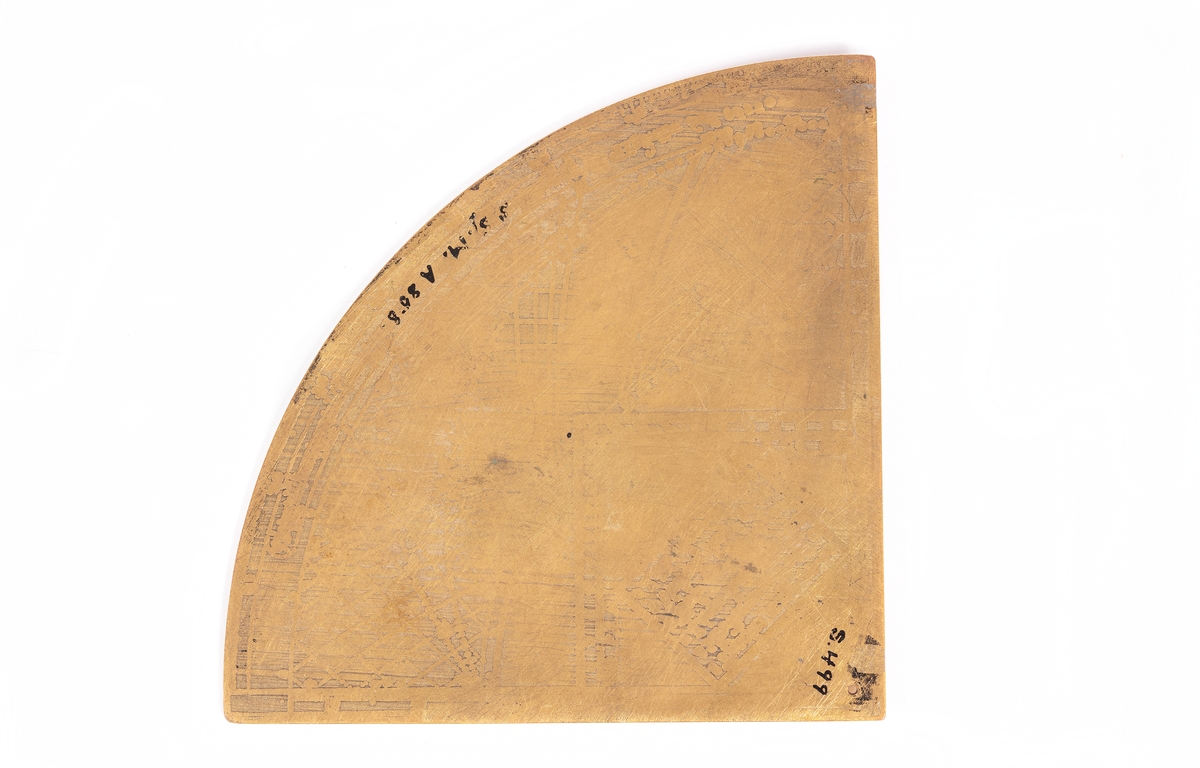 Kopia av arabisk kvadrant med snöre och kula av metall.
Graverad i 7 olika skalor, med cirkelbågar skärande varandra vinkelrätt.
Kopian utförd 1921 efter kvadrant på Örlogsmuseet, Köpenhamn.